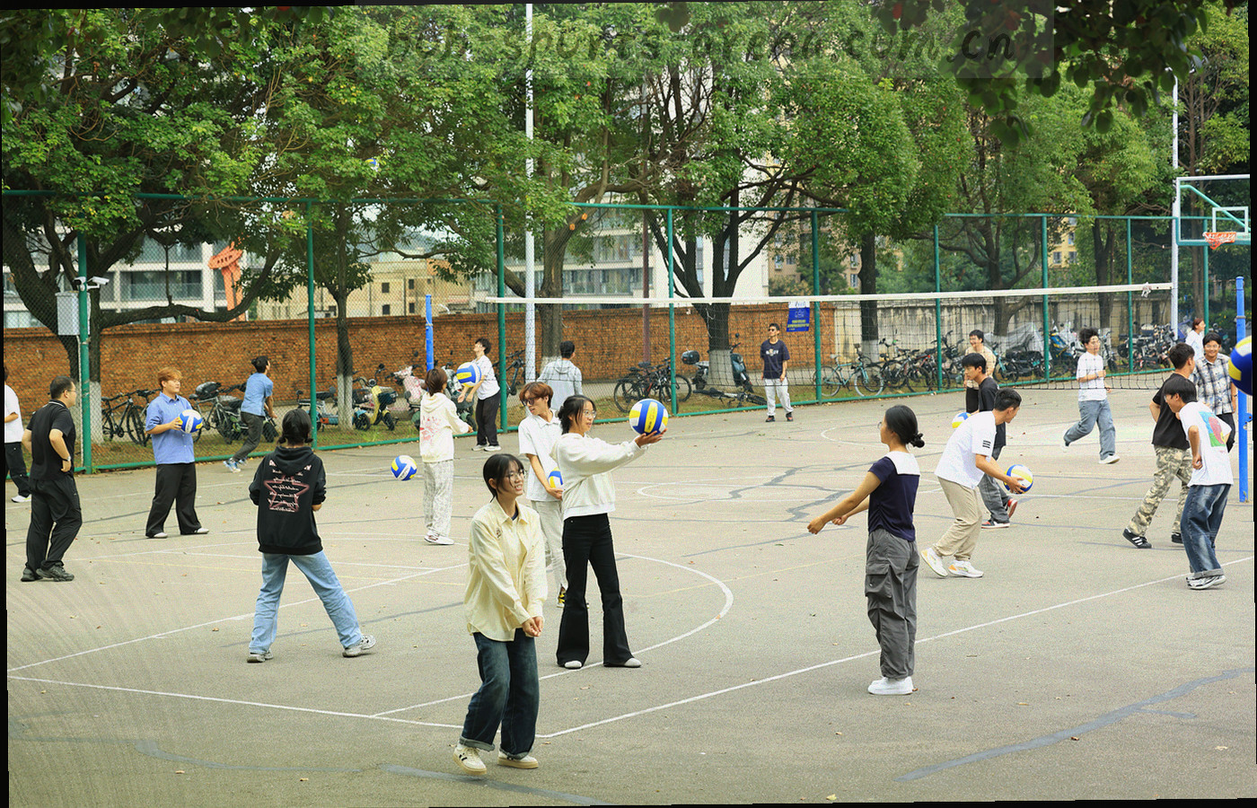 夜间球场边线延伸向远方的透视构图，灯光在草皮上拉出长条光带